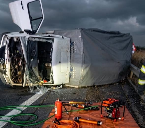 Trafic îngreunat pe A1 spre Arad: Camionetă răsturnată la km 432