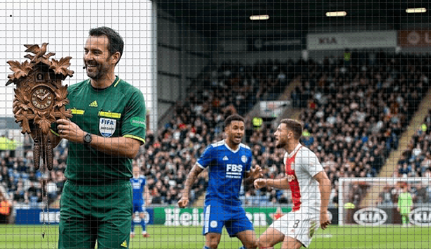 Arbitrul Vădana – omul care cronometrează cu ceasul cu cuc și fluieră de ieșire din schimb