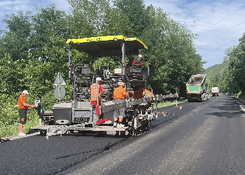 Asfaltări la graniță! Se toarnă stratul de uzură pe DN 7, la limita dintre Arad și Hunedoara. Restricții de circulație