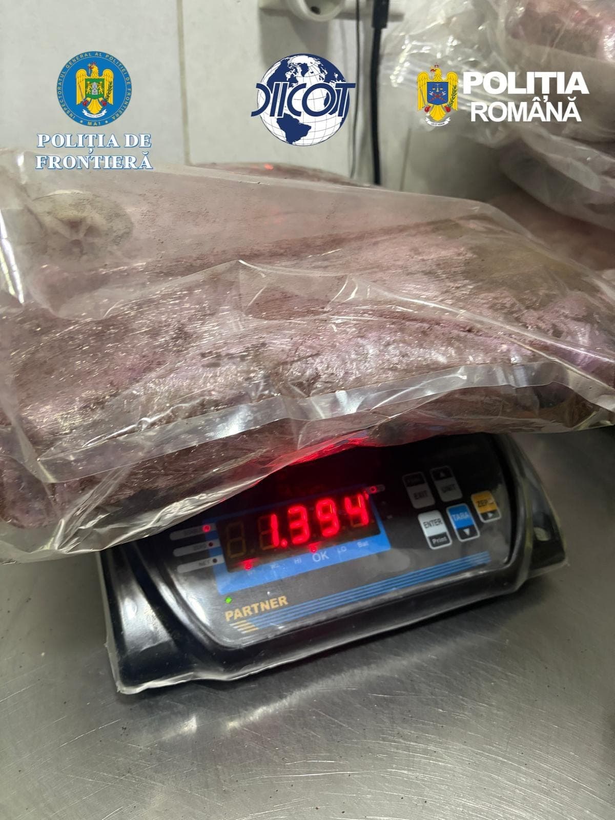 „Start-up” de la Nădlac: A venit din Spania cu 7 kg de canabis și s-a ales cu cazare de 30 de zile la Arad — fotografia 1 din 5
