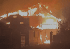 Incendiu violent azi-noapte la Felnac: O casă a fost mistuită de flăcări pe o suprafață de 300 mp. Pompierii au intervenit de urgență