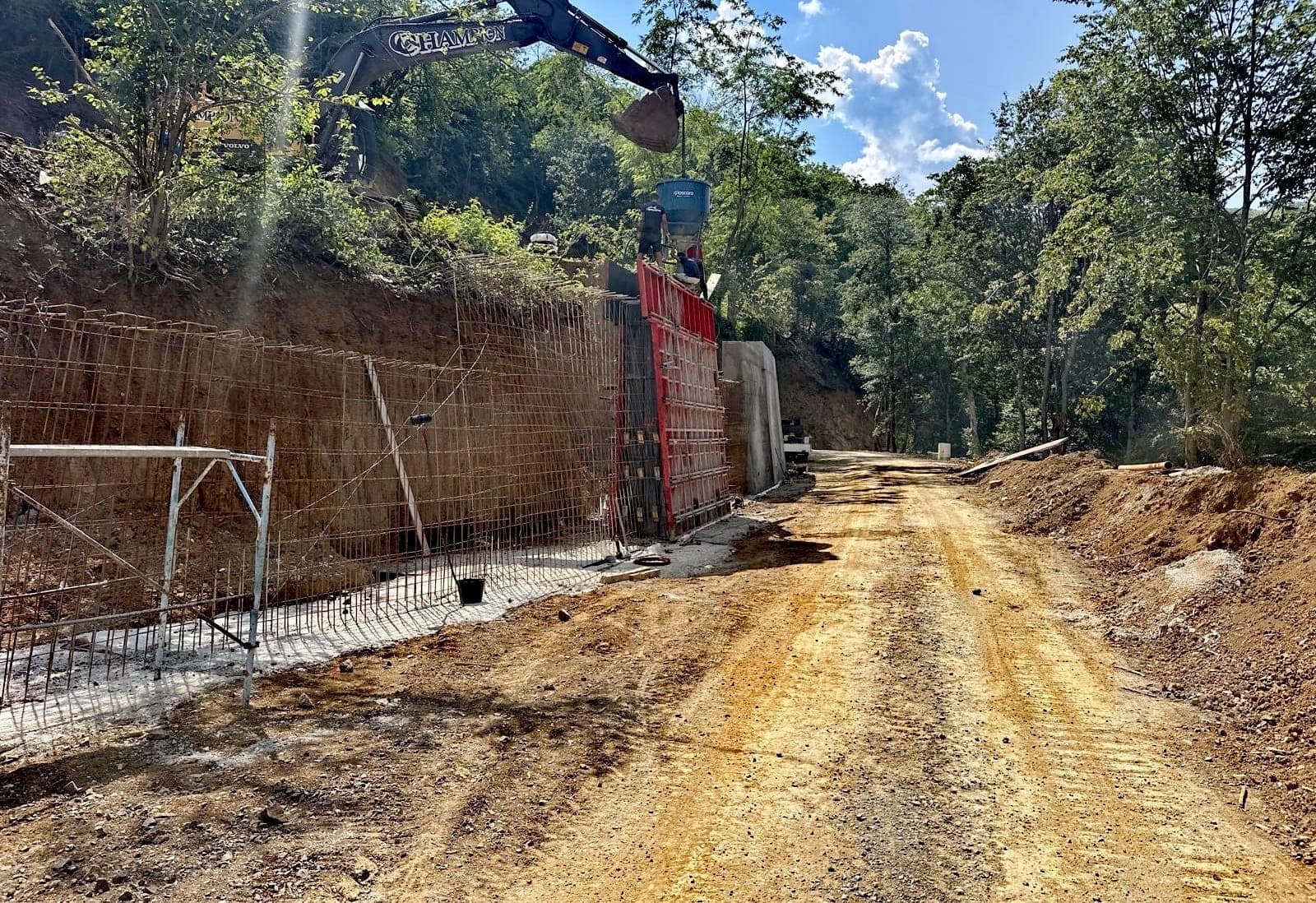 Imagini noi de pe unul dintre cele mai spectaculoase șantiere rutiere din județul Arad, Drumul Regelui — fotografia 2 din 4