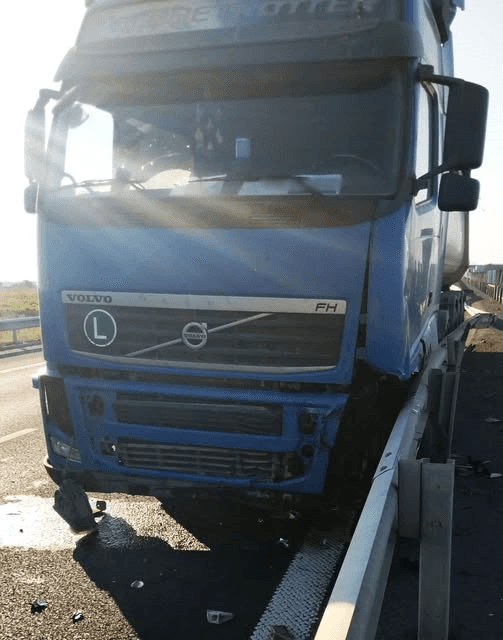 Accident pe autostrada A1: Un camion a lovit parapetul median. Banda 2 este blocată pe sensul Lugoj – Timișoara
