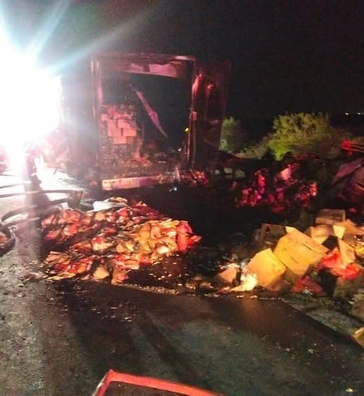Fum, flăcări și nervi pe A1: Un tir a luat foc la km 501, transformând autostrada în parcare cu aromă de friptură de cauciuc