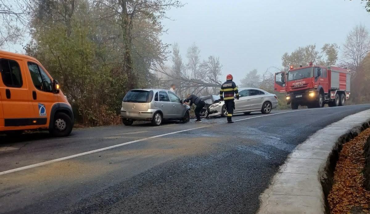 Impact frontal între 2 autoturisme pe DN 79A! Trafic blocat pe jumătate de bandă la Avram Iancu