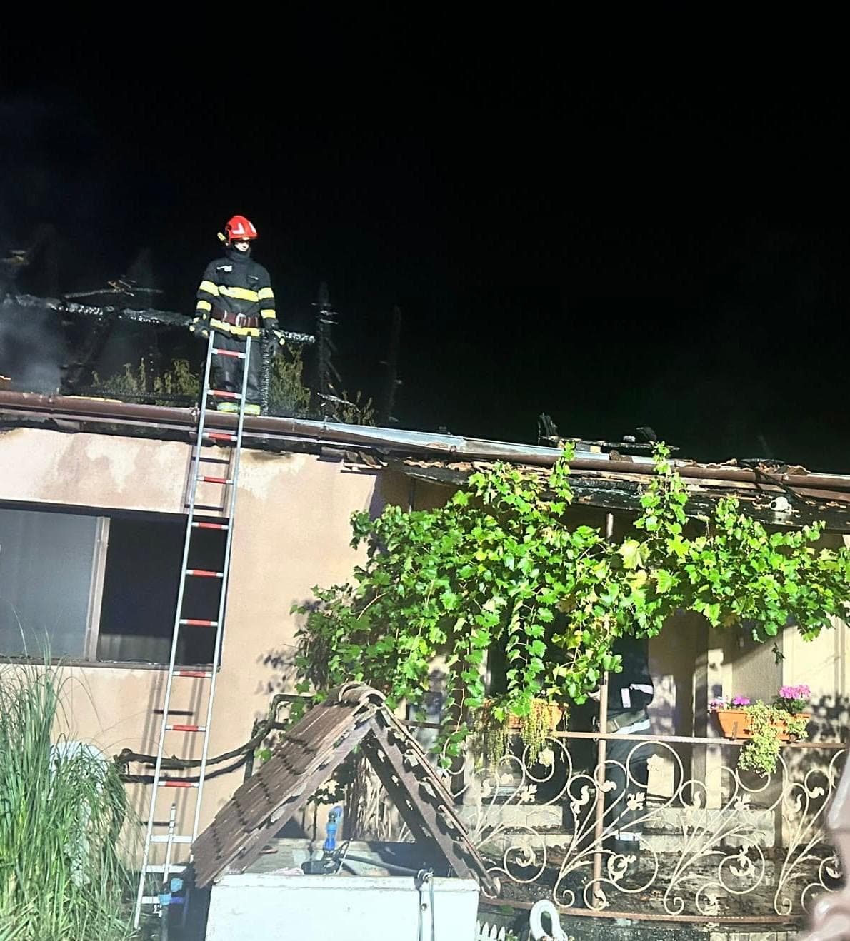 Incendiu devastator la Moroda: O casă și o anexă au fost înghițite de flăcări, un porc a pierit. Pompierii au luptat ore în șir cu focul