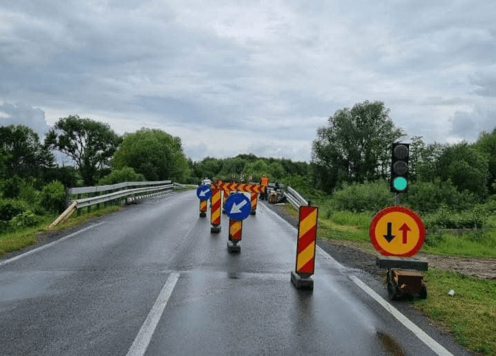 Trafic restricționat pe DN 7 la Săvârșin: se circulă alternativ, semaforizat, până la sfârșitul săptămânii