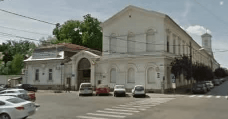 Adio, clădiri-fantomă! CJ Arad dărâmă ruinele periculoase din curtea Spitalului Municipal și face locuri de parcare