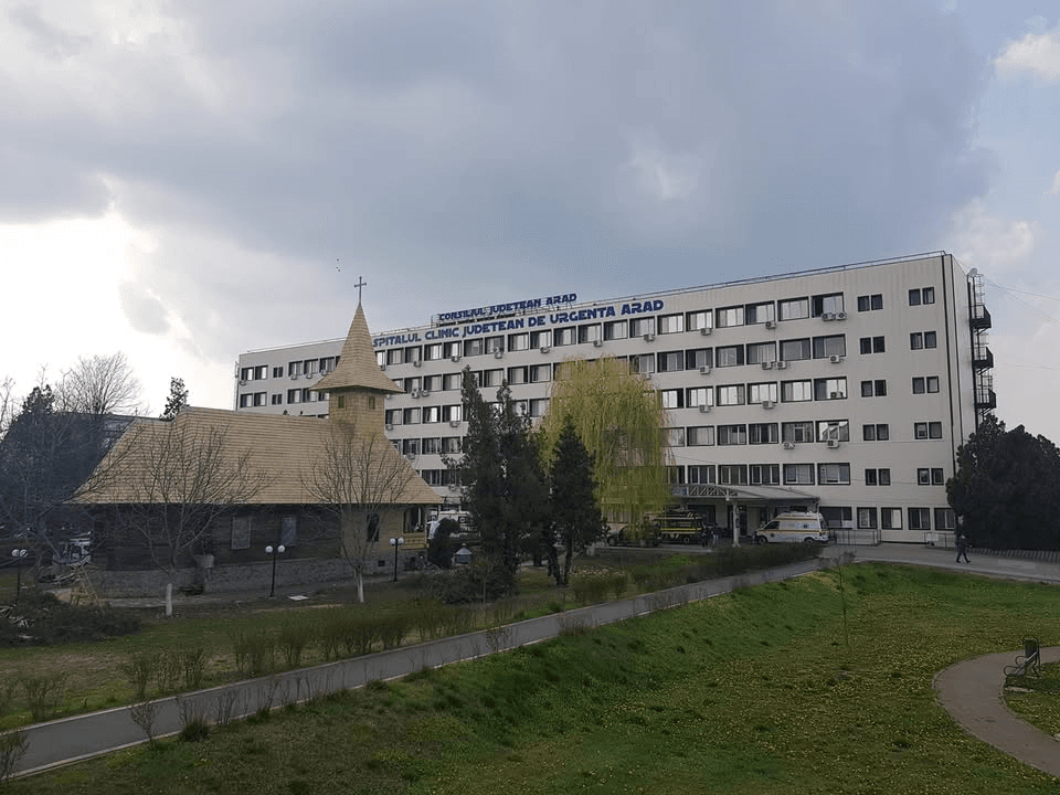 Concursuri la Spitalul Județean Arad: Unde „cine trebuie” ia notă maximă, iar restul... pleacă acasă cu targa goală!